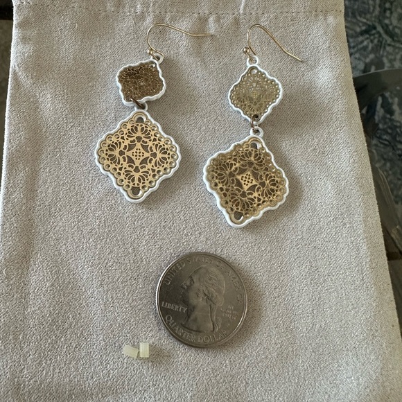 Women’s Jewelry Fashion costume Gold White Dangle filigree Earrings - Picture 2 of 2